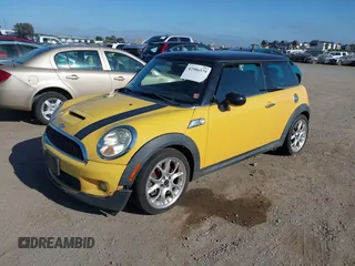 2007 MINI Hardtop S с VIN WMWMF73517TV31617, выставлен на аукционе IAAI как лот 42586579 с пробегом Не указан миль и . История ставок и продаж доступна на DreamBid. Изображение 2.