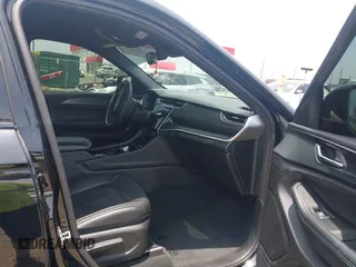 2023 Jeep Grand Cherokee Laredo z VIN 1C4RJGAG7PC648078, wystawiony jako IAAI lot #42474047 z przebiegiem 25 663 mil mil oraz . Historia ofert i sprzedaży dostępna na DreamBid. Obrazek 5.
