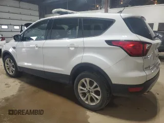 2019 Ford Escape SE z VIN 1FMCU9GD9KUA05798, wystawiony jako Copart lot #55701735 z przebiegiem 140 797 mil mil oraz Tytuł czysty. Historia ofert i sprzedaży dostępna na DreamBid. Obrazek 2.
