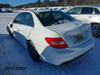 2013 Mercedes-Benz C 300 Sport z VIN WDDGF8AB8DR266708, wystawiony jako IAAI lot #41602920 z przebiegiem 131 068 mil mil oraz . Historia ofert i sprzedaży dostępna na DreamBid. Obrazek 3.