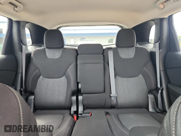 2017 Jeep Cherokee Latitude z VIN 1C4PJLCBXHW604108, wystawiony jako Copart lot #63800125 z przebiegiem 51 445 mil mil oraz Czysty tytuł • Clean title. Historia ofert i sprzedaży dostępna na DreamBid. Obrazek 10.