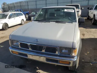 1996 Nissan Frontier XE z VIN 1N6SD11Y5TC327761, wystawiony jako Copart lot #79662594 z przebiegiem 151 631 mil mil oraz Szkoda całkowita • Salvage title. Historia ofert i sprzedaży dostępna na DreamBid. Obrazek 5.