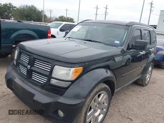 2010 Dodge Nitro SXT z VIN 1D4PT5GK4AW107449, wystawiony jako IAAI lot #41306772 z przebiegiem 174 433 mil mil oraz . Historia ofert i sprzedaży dostępna na DreamBid. Obrazek 2.