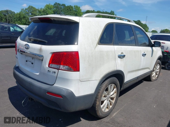 2011 Kia Sorento EX z VIN 5XYKU4A23BG041627, wystawiony jako IAAI lot #42409457 z przebiegiem Nie podano mil oraz . Historia ofert i sprzedaży dostępna na DreamBid. Obrazek 4.