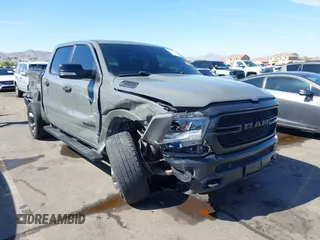 2020 Ram 1500 Big Horn z VIN 1C6SRFFT2LN382730, wystawiony jako IAAI lot #42105407 z przebiegiem 136 996 mil mil oraz . Historia ofert i sprzedaży dostępna na DreamBid. Obrazek 1.