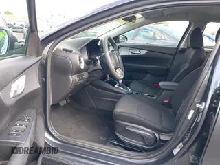 2023 Kia Forte LXS z VIN 3KPF24AD6PE578103, wystawiony jako IAAI lot #42131745 z przebiegiem 42 003 mil mil oraz . Historia ofert i sprzedaży dostępna na DreamBid. Obrazek 5.