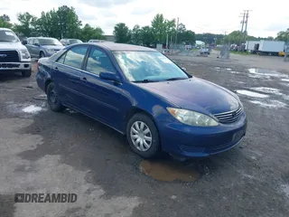 2005 Toyota Camry LE z VIN 4T1BE30K45U033169, wystawiony jako IAAI lot #42539635 z przebiegiem 242 557 mil mil oraz . Historia ofert i sprzedaży dostępna na DreamBid. Obrazek 1.
