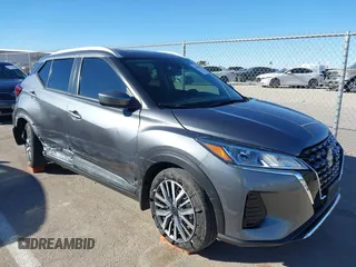 2023 Nissan Kicks SV z VIN 3N1CP5CV6PL526808, wystawiony jako IAAI lot #41059027 z przebiegiem 16 228 mil mil oraz . Historia ofert i sprzedaży dostępna na DreamBid. Obrazek 1.