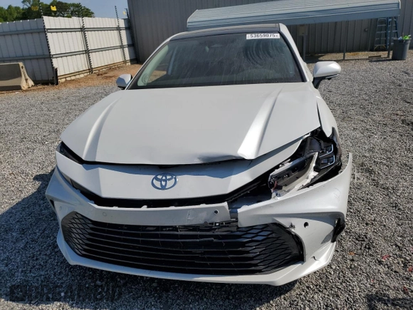 2025 Toyota Camry LE z VIN 4T1DAACK9SU054048, wystawiony jako Copart lot #53659075 z przebiegiem 3 568 mil mil oraz Szkoda całkowita • Salvage title. Historia ofert i sprzedaży dostępna na DreamBid. Obrazek 5.