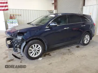 2019 Kia Sorento L z VIN 5XYPG4A39KG537179, wystawiony jako Copart lot #55596255 z przebiegiem 103 219 mil mil oraz Szkoda całkowita • Salvage title. Historia ofert i sprzedaży dostępna na DreamBid. Obrazek 1.