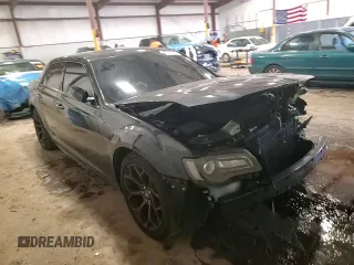 2019 Chrysler 300 S z VIN 2C3CCABG4KH640476, wystawiony jako Copart lot #44200365 z przebiegiem 80 077 mil mil oraz Szkody całkowita. Historia ofert i sprzedaży dostępna na DreamBid. Obrazek 14.