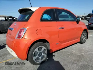 2014 FIAT 500e z VIN 3C3CFFGE1ET266948, wystawiony jako Copart lot #57137835 z przebiegiem 86 013 mil mil oraz Tytuł czysty. Historia ofert i sprzedaży dostępna na DreamBid. Obrazek 3.