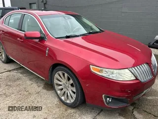 2010 Lincoln MKS z VIN 1LNHL9DR0AG603509, wystawiony jako Copart lot #60124735 z przebiegiem 181 076 mil mil oraz Czysty tytuł • Clean title. Historia ofert i sprzedaży dostępna na DreamBid. Obrazek 1.
