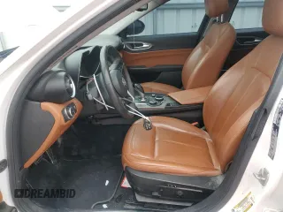 2018 Alfa Romeo Giulia z VIN ZARFAEBN6J7594072, wystawiony jako Copart lot #58408755 z przebiegiem 98 279 mil mil oraz Tytuł czysty. Historia ofert i sprzedaży dostępna na DreamBid. Obrazek 7.