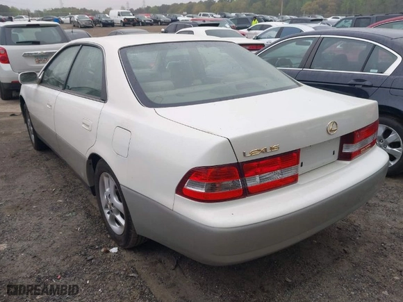 2001 Lexus ES 300 with VIN JT8BF28G810307839, listed as a IAAI auction lot 41908285 with 210,112 mi miles. Bid and sale history available at carsss.com. Image 3.