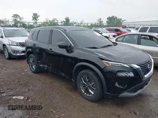 2023 Nissan Rogue S z VIN 5N1BT3AB0PC766591, wystawiony jako IAAI lot #42252652 z przebiegiem 31 572 mil mil oraz . Historia ofert i sprzedaży dostępna na DreamBid. Obrazek 1.