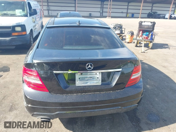 2013 Mercedes-Benz C 250 z VIN WDDGJ4HB1DF990996, wystawiony jako IAAI lot #42364935 z przebiegiem 108 916 mil mil oraz . Historia ofert i sprzedaży dostępna na DreamBid. Obrazek 16.