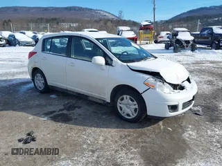 2010 Nissan Versa S z VIN 3N1BC1CP8AL457385, wystawiony jako IAAI lot #41381320 z przebiegiem 110 068 mil mil oraz . Historia ofert i sprzedaży dostępna na DreamBid. Obrazek 1.