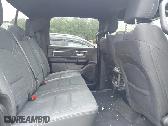 2022 Ram 1500 Big Horn z VIN 1C6RRFFG8NN365239, wystawiony jako IAAI lot #42453450 z przebiegiem 59 576 mil mil oraz . Historia ofert i sprzedaży dostępna na DreamBid. Obrazek 8.