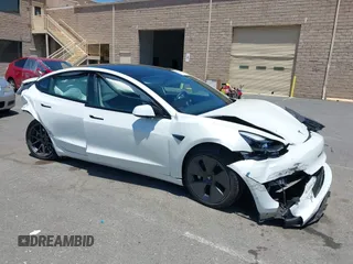 2023 Tesla Model 3 z VIN 5YJ3E1EAXPF568984, wystawiony jako IAAI lot #42346535 z przebiegiem 32 242 mil mil oraz . Historia ofert i sprzedaży dostępna na DreamBid. Obrazek 1.