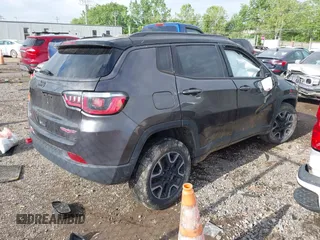 2019 Jeep Compass Trailhawk z VIN 3C4NJDDB5KT722107, wystawiony jako IAAI lot #42209114 z przebiegiem 65 088 mil mil oraz . Historia ofert i sprzedaży dostępna na DreamBid. Obrazek 4.