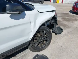 2017 Ford Explorer XLT with VIN 1FM5K7D8XHGC99939, listed as a IAAI auction lot 41826914 with 107,624 mi miles. Bid and sale history available at carsss.com. Image 6.