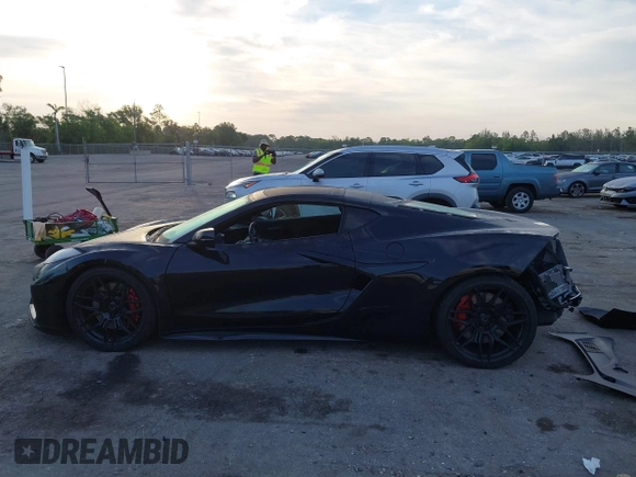 2023 Chevrolet Corvette 2LZ z VIN 1G1YE2D37P5601920, wystawiony jako IAAI lot #42228296 z przebiegiem 19 976 mil mil oraz . Historia ofert i sprzedaży dostępna na DreamBid. Obrazek 14.