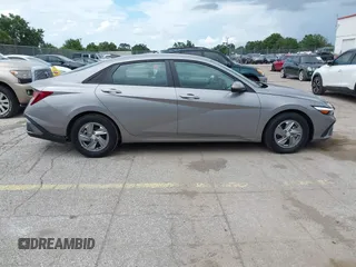 2024 Hyundai Elantra SE z VIN KMHLL4DG5RU645022, wystawiony jako IAAI lot #42651170 z przebiegiem 33 769 mil mil oraz . Historia ofert i sprzedaży dostępna na DreamBid. Obrazek 13.
