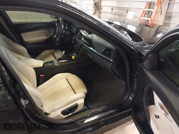 2015 BMW 3 Series 328i xDrive z VIN WBA3B3G56FNT19714, wystawiony jako IAAI lot #41831494 z przebiegiem 107 318 mil mil oraz . Historia ofert i sprzedaży dostępna na DreamBid. Obrazek 5.