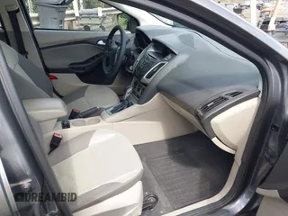 2012 Ford Focus SE z VIN 1FAHP3F22CL125941, wystawiony jako IAAI lot #42176898 z przebiegiem 157 940 mil mil oraz . Historia ofert i sprzedaży dostępna na DreamBid. Obrazek 5.