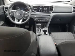 2022 Kia Sportage LX z VIN KNDPM3AC7N7960332, wystawiony jako Copart lot #58856085 z przebiegiem 22 885 mil mil oraz Czysty tytuł • Clean title. Historia ofert i sprzedaży dostępna na DreamBid. Obrazek 8.