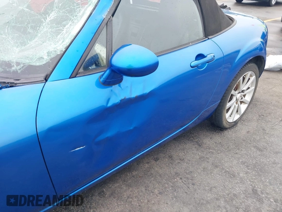 2006 Mazda MX-5 Miata Touring z VIN JM1NC25FX60102209, wystawiony jako IAAI lot #41940771 z przebiegiem 165 003 mil mil oraz . Historia ofert i sprzedaży dostępna na DreamBid. Obrazek 16.