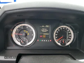 2015 Ram 1500 Tradesman z VIN 1C6RR7FT5FS719322, wystawiony jako Copart lot #52606965 z przebiegiem 148 354 mil mil oraz Szkoda całkowita • Salvage title. Historia ofert i sprzedaży dostępna na DreamBid. Obrazek 9.