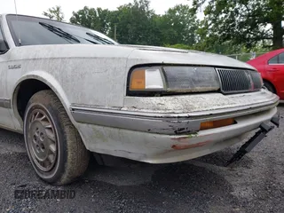 1993 Oldsmobile Cutlass Ciera S z VIN 1G3AG54N1P6455773, wystawiony jako IAAI lot #42340327 z przebiegiem 107 933 mil mil oraz . Historia ofert i sprzedaży dostępna na DreamBid. Obrazek 17.