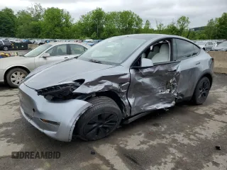 2024 Tesla Model Y Long Range z VIN 7SAYGDEE1RA326222, wystawiony jako Copart lot #58360585 z przebiegiem 7 196 mil mil oraz Szkoda całkowita • Salvage title. Historia ofert i sprzedaży dostępna na DreamBid. Obrazek 1.