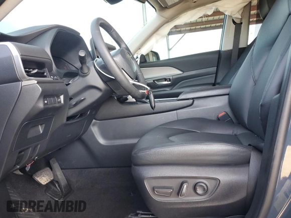 2024 Toyota Highlander XLE with VIN 5TDAAAA58RS013686, listed as a Copart auction lot 52045785 with 11,857 mi miles and Salvage title. Bid and sale history available at DreamBid. Image 7.