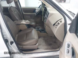 2004 Ford Escape XLT z VIN 1FMYU03184DA08689, wystawiony jako IAAI lot #42538780 z przebiegiem 251 930 mil mil oraz . Historia ofert i sprzedaży dostępna na DreamBid. Obrazek 5.