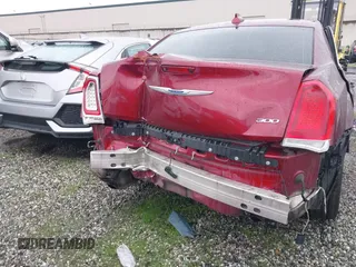 2019 Chrysler 300 Limited z VIN 2C3CCAEG9KH594736, wystawiony jako IAAI lot #41481173 z przebiegiem 80 543 mil mil oraz . Historia ofert i sprzedaży dostępna na DreamBid. Obrazek 17.