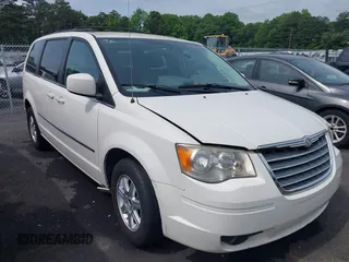 2010 Chrysler Town & Country Touring z VIN 2A4RR5D18AR284797, wystawiony jako IAAI lot #42292710 z przebiegiem 216 177 mil mil oraz . Historia ofert i sprzedaży dostępna na DreamBid. Obrazek 1.