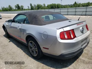 2010 Ford Mustang V6 z VIN 1ZVBP8EN0A5121975, wystawiony jako Copart lot #52117343 z przebiegiem 204 966 mil mil oraz Szkoda całkowita • Salvage title. Historia ofert i sprzedaży dostępna na DreamBid. Obrazek 2.