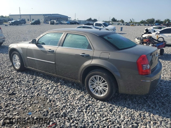 2008 Chrysler 300 Touring z VIN 2C3KA53G38H142026, wystawiony jako Copart lot #56318035 z przebiegiem 168 067 mil mil oraz Szkoda całkowita • Salvage title. Historia ofert i sprzedaży dostępna na DreamBid. Obrazek 2.