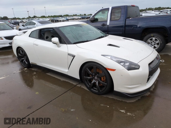 2011 Nissan GT-R Premium z VIN JN1AR5EF6BM240043, wystawiony jako Copart lot #74925154 z przebiegiem Nie podano mil oraz Szkody całkowita. Historia ofert i sprzedaży dostępna na DreamBid. Obrazek 4.