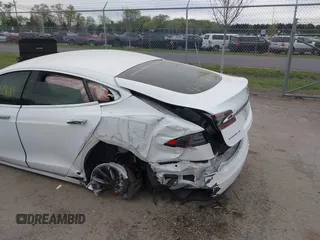 2017 Tesla Model S 100D z VIN 5YJSA1E24HF195488, wystawiony jako IAAI lot #42073744 z przebiegiem 108 577 mil mil oraz . Historia ofert i sprzedaży dostępna na DreamBid. Obrazek 6.