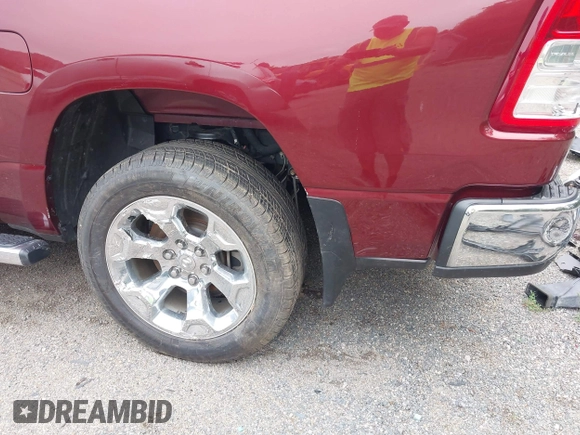 2019 Ram 1500 Big Horn z VIN 1C6SRFFT5KN570253, wystawiony jako IAAI lot #42488224 z przebiegiem 36 507 mil mil oraz . Historia ofert i sprzedaży dostępna na DreamBid. Obrazek 20.