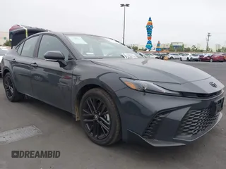 2025 Toyota Camry LE z VIN 4T1DAACK9SU110246, wystawiony jako IAAI lot #42344068 z przebiegiem 4 665 mil mil oraz . Historia ofert i sprzedaży dostępna na DreamBid. Obrazek 1.