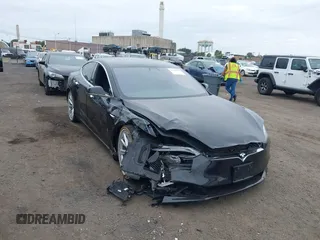 2018 Tesla Model S 75D с VIN 5YJSA1E26JF244843, выставлен на аукционе IAAI как лот 42585984 с пробегом 70 893 миль миль и . История ставок и продаж доступна на DreamBid. Изображение 6.