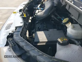 2017 Ford Transit z VIN 1FTKE1CM1HKA13984, wystawiony jako IAAI lot #42890982 z przebiegiem 147 923 mil mil oraz . Historia ofert i sprzedaży dostępna na DreamBid. Obrazek 22.
