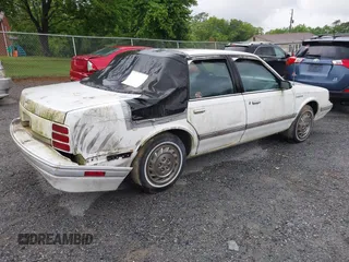 1993 Oldsmobile Cutlass Ciera S z VIN 1G3AG54N1P6455773, wystawiony jako IAAI lot #42340327 z przebiegiem 107 933 mil mil oraz . Historia ofert i sprzedaży dostępna na DreamBid. Obrazek 4.