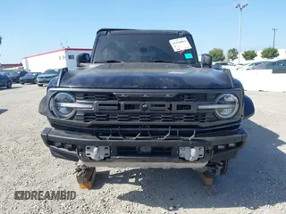 2023 Ford Bronco Raptor z VIN 1FMEE5JR4PLB08305, wystawiony jako IAAI lot #42114663 z przebiegiem 30 505 mil mil oraz . Historia ofert i sprzedaży dostępna na DreamBid. Obrazek 12.