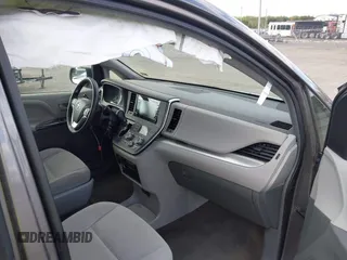 2019 Toyota Sienna L z VIN 5TDZZ3DC3KS988944, wystawiony jako IAAI lot #42019544 z przebiegiem 237 106 mil mil oraz . Historia ofert i sprzedaży dostępna na DreamBid. Obrazek 5.
